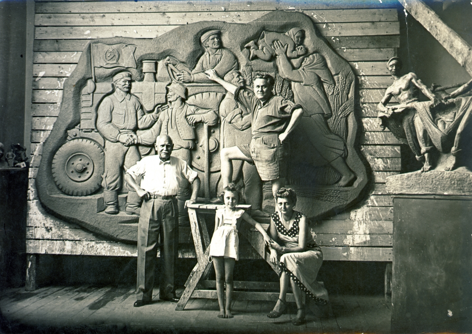 Hungary, Budapest, Kocsis András műterme, dombormű, amely később Mezőtúron került felállításra., 1948, Zsivkov Anita - Koós Árpád / Kocsis András fényképei, celebrity, relief, sculptor, Fortepan #101177