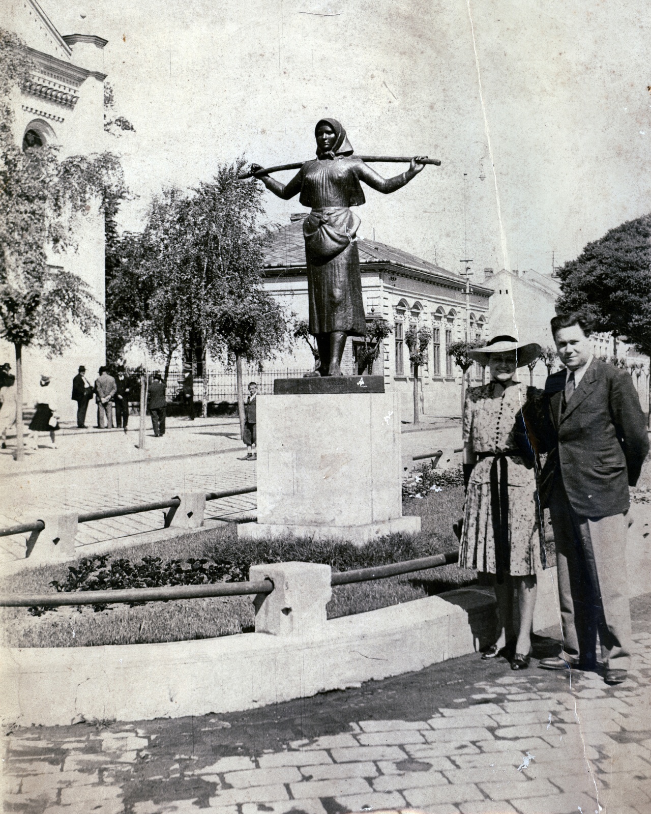 Hungary, Nyíregyháza, Kálvin tér, a Pásztorlány szobra (Kocsis András, 1941.). Balra a református templom és parókia., 1941, Zsivkov Anita - Koós Árpád / Kocsis András fényképei, sculpture, shepherdess, Fortepan #101196