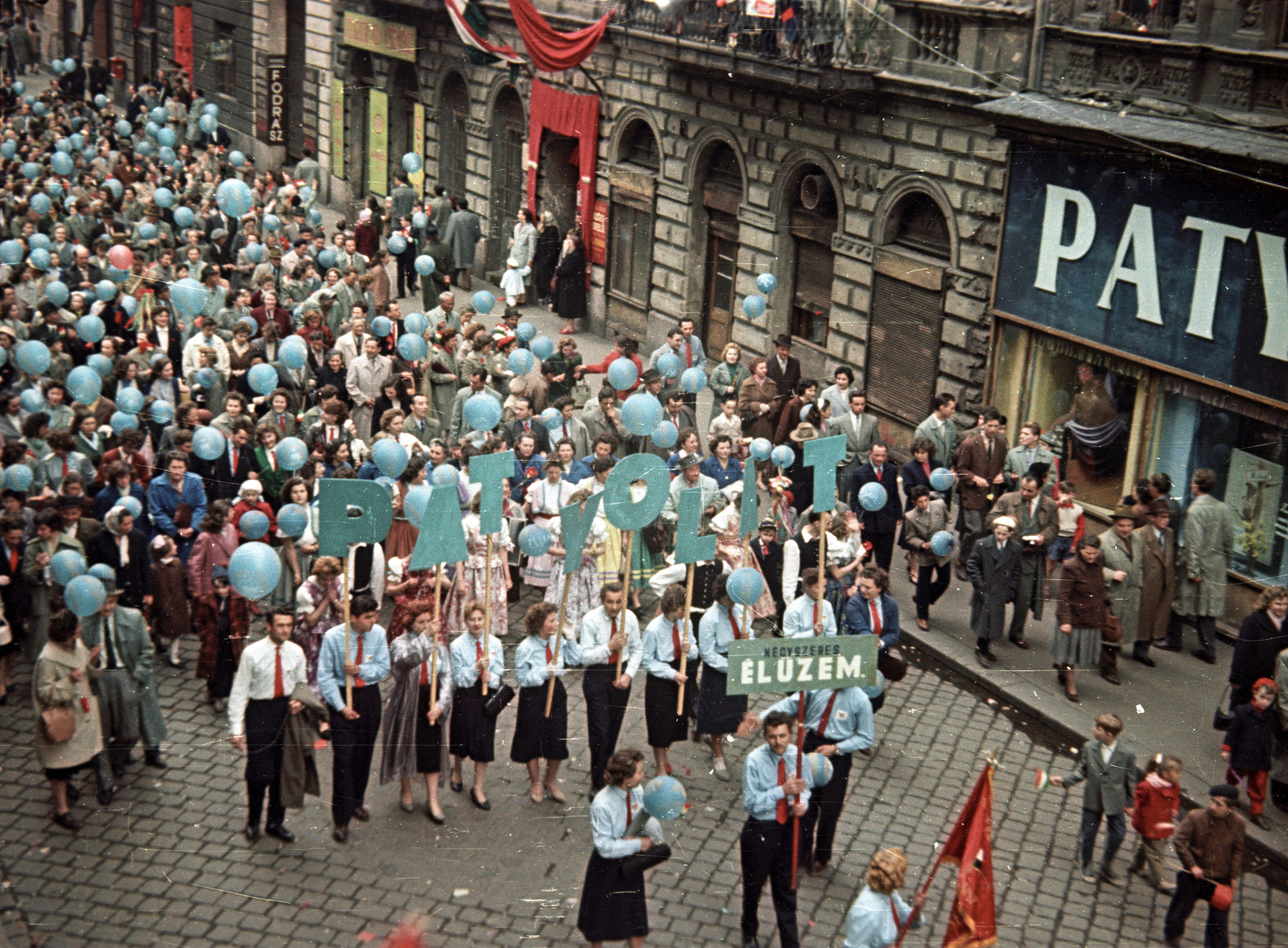 Hungary, Budapest VII., István (Landler Jenő) utca 36. és 34., május 1-i felvonulók., 1959, Kollár Balázs, colorful, Budapest, Fortepan #101214