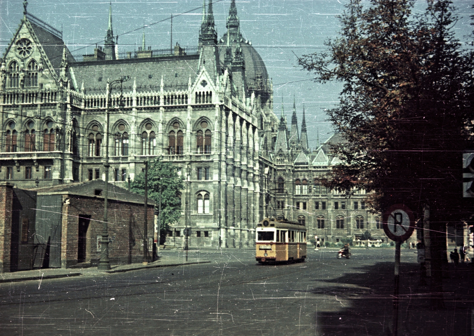 Hungary, Budapest V., Kossuth Lajos tér az Akadémia utca felől nézve, szemben a Parlament., 1958, Kollár Balázs, colorful, Imre Steindl-design, parliament, Neo-Gothic-style, Ganz UV tramway, eclectic architecture, Budapest, Fortepan #101218