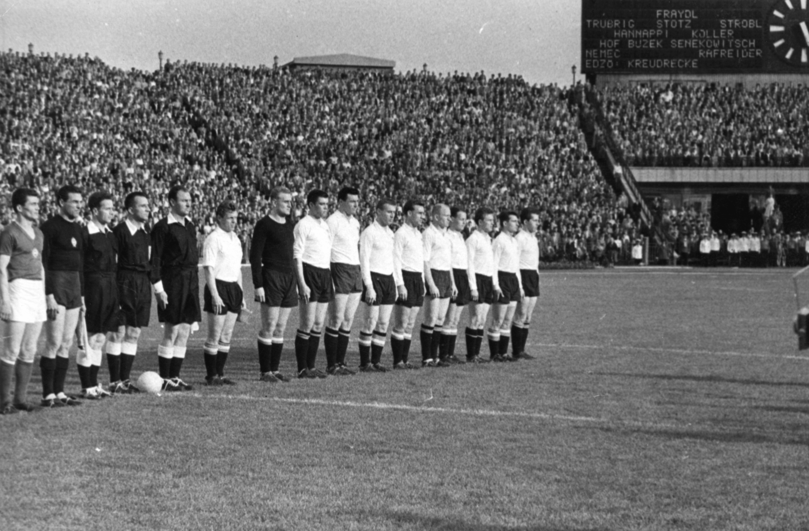 Hungary, Népstadion, Budapest XIV., Magyarország - Ausztria (1:2) barátságos válogatott mérkőzés 1961. június 11-én. Balra a magyar csapatból Kotász és Grosics., 1961, Kotász Antal, Budapest, Fortepan #101225