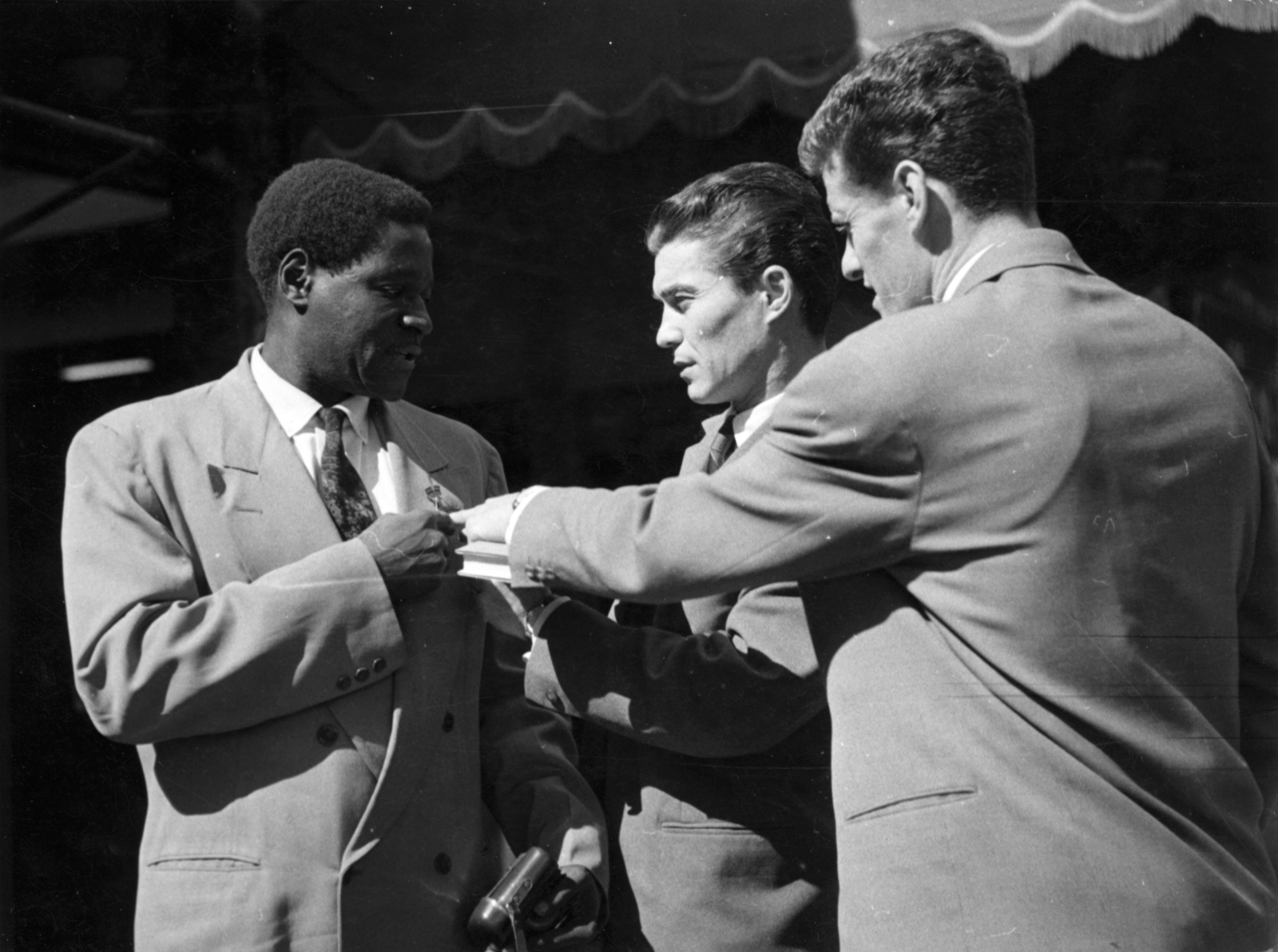 Egypt, barátkozás egy egyiptomi futballistával. Jobbról Sipos Ferenc, középen Kotász Antal., 1958, Kotász Antal, celebrity, football, sportsperson, Fortepan #101227