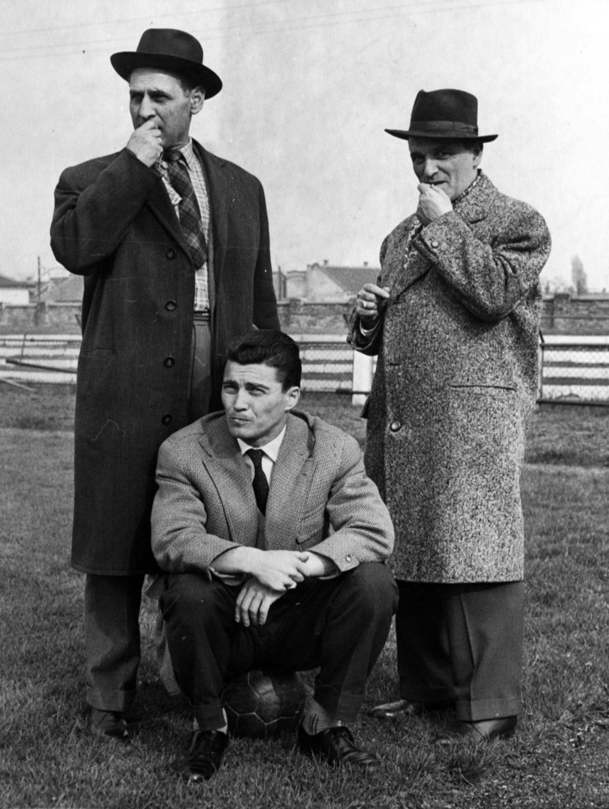 Hungary, a labdán Kotász Antal válogatott futbalista ül., 1961, Kotász Antal, Fortepan #101237