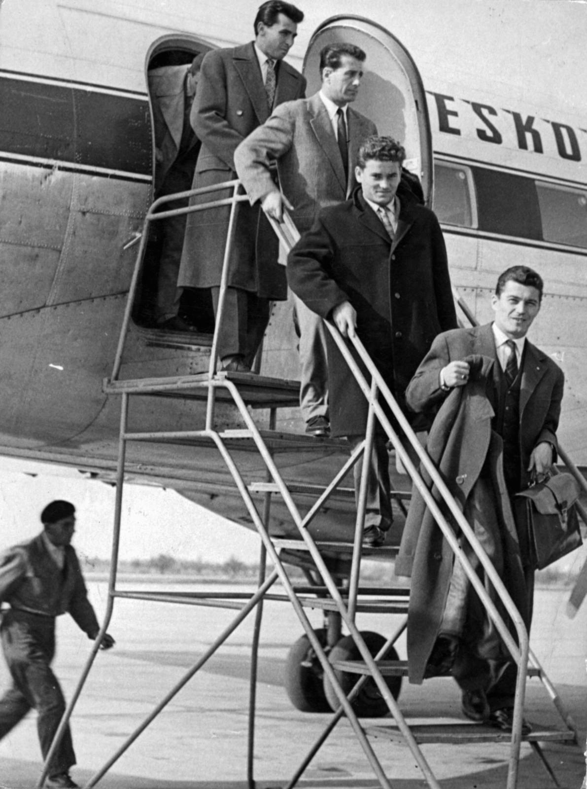 Elöl Kotász Antal, kettővel fölötte Bozsik József válogatott futballisták., 1958, Kotász Antal, celebrity, aircraft steps, Fortepan #101238
