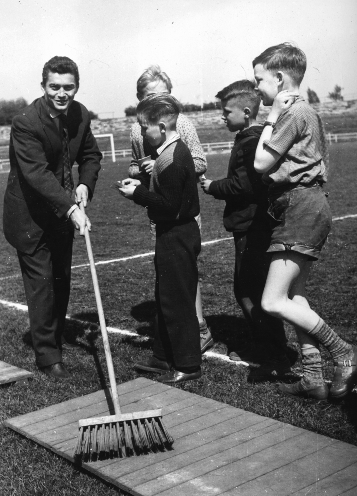 Hungary, Budapest XIX., a Budapesti Honvéd SE pályája, Kotász Antal labdarugó gyerekekkel., 1959, Kotász Antal, Budapest, Fortepan #101245