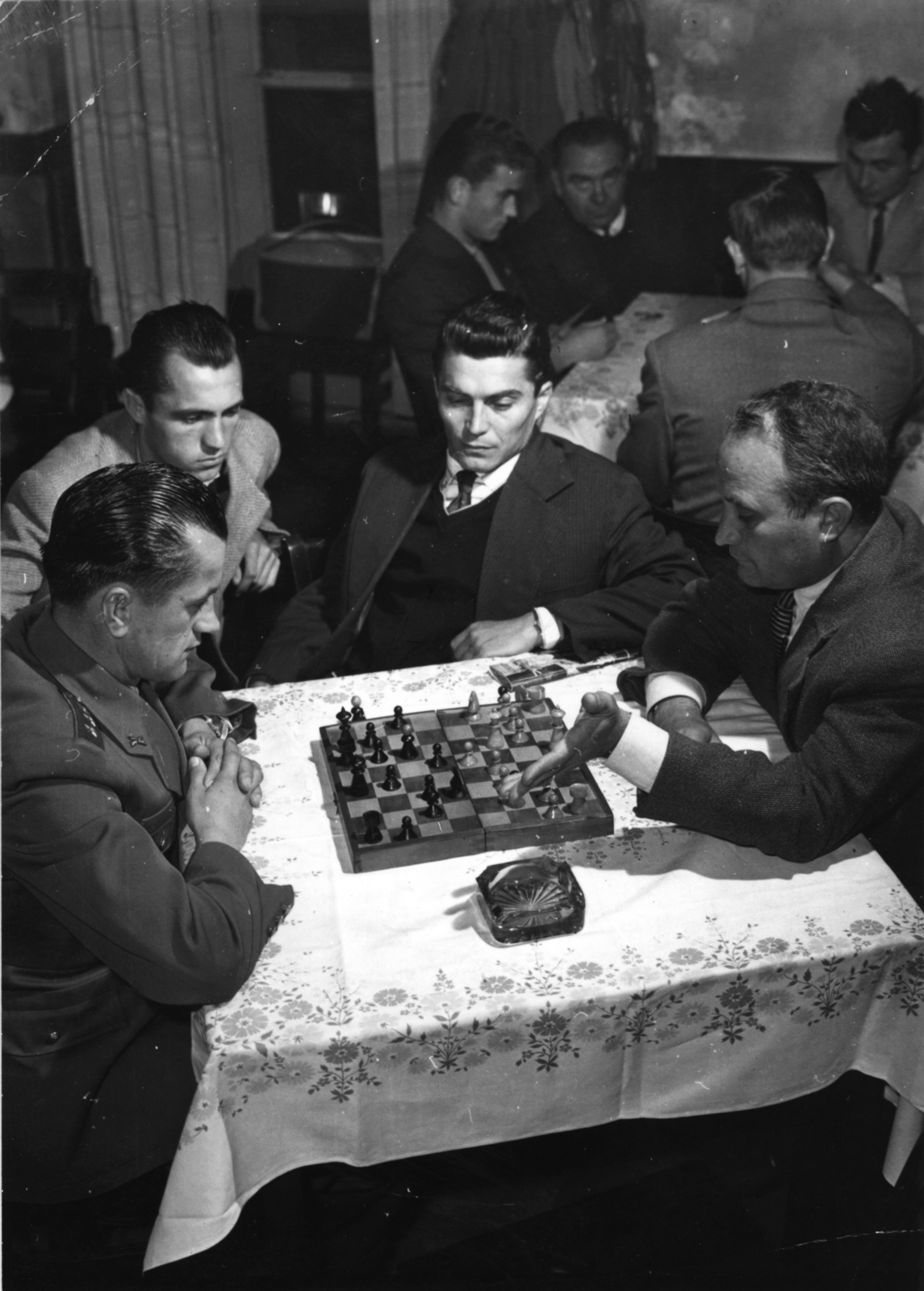 Hungary, Kotász Antal válogatott futballista kibicel., 1957, Kotász Antal, chess, Fortepan #101246