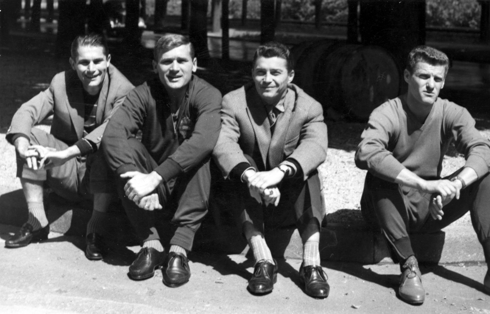 Válogatott futballisták: Sándor Károly, Tichy Lajos, Kotász Antal, Sipos Ferenc., 1958, Kotász Antal, sitting on the ground, tableau, celebrity, Fortepan #101248