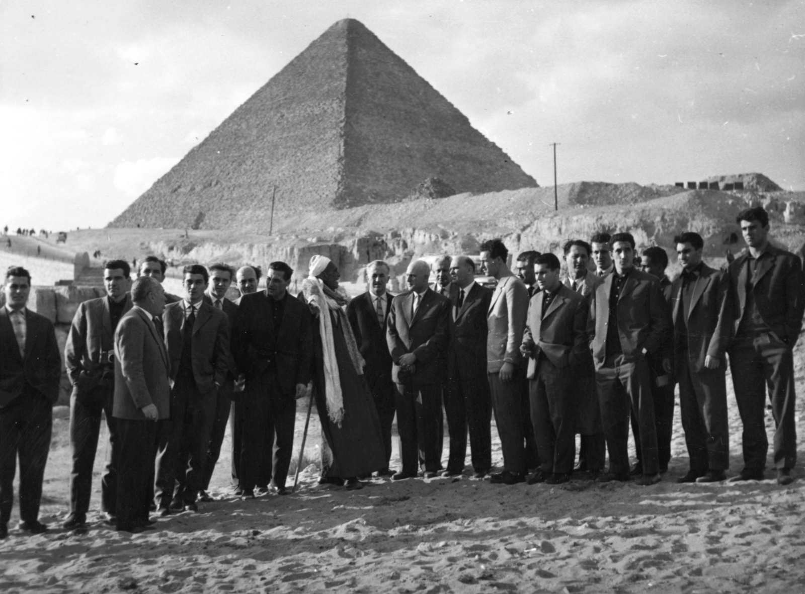 Egypt, Giza, a magyar labdarúgó válogatott 1961. februárjában. Balról Sárosi László, Bödör László, takarva Palotai Károly, csíkos ingben Kotász Antal, mögötte Solymosi Ernő, mellette Grosics Gyula, mögötte dr. Botár Zoltán csapat orvos, középen keresztcsíkos nyakkendőben Baróti Lajos szövetségi kapitány, tőle jobbra a harmadik Barcs Sándor MLSZ elnök, tovább Szentmihályi Antal, cigarettával Sándor Károly, mellette Göröcs János, Kuharszki Béla, Sóvári Kálmán, Göröcs mögött balra Albert Flórián. Háttérben a Kheopsz piramis., 1961, Kotász Antal, soccer team, sportsperson, pyramid, Fortepan #101250