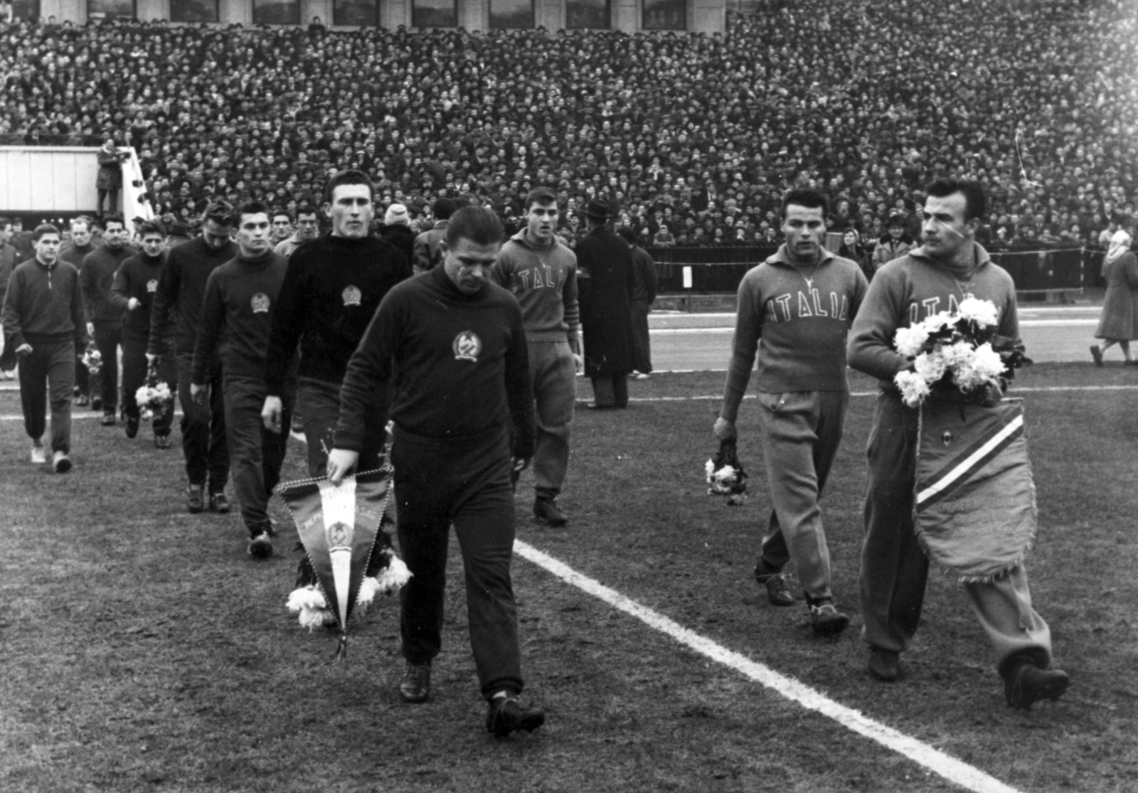 Hungary, Népstadion, Budapest XIV., Magyarország - Olaszország (2:0) Európa-kupa mérkőzés 1955. november 27-én. Balra a magyar csapat tagjai: Puskás, Faragó, Kotász, Szojka, Czibor, Bozsik, Buzánszky., 1955, Kotász Antal, soccer team, Budapest, celebrity, Fortepan #101254