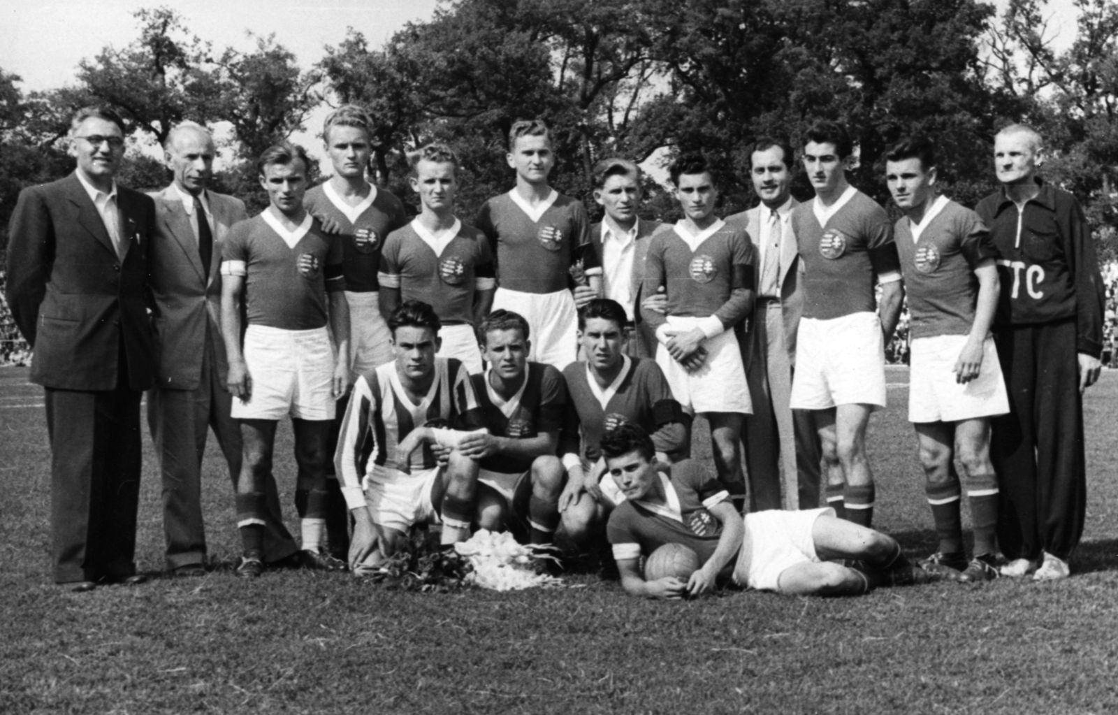 Hungary, Debrecen, Magyarország - Lengyelország (6:2) ifjúsági válogatott mérkőzése 1949. július 10-én. A labdával Kotász., 1949, Kotász Antal, soccer team, Fortepan #101258