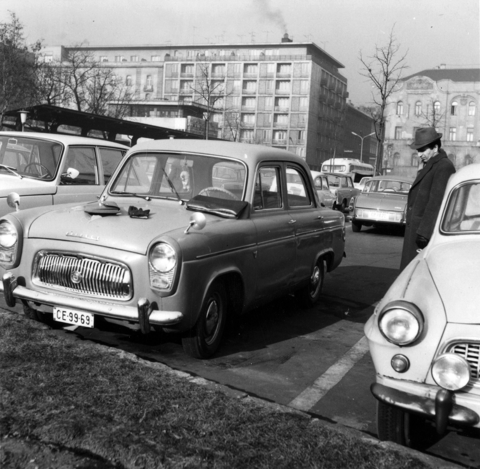 Hungary, Budapest V., Erzsébet (Engels) téri parkoló. Balra a MÁVAUT autóbusz-pályaudvar, háttérben középen a Hercegprímás (Alpári Gyula) utca torkolata., 1969, Lengyel Tamás, number plate, Budapest, Fortepan #101266