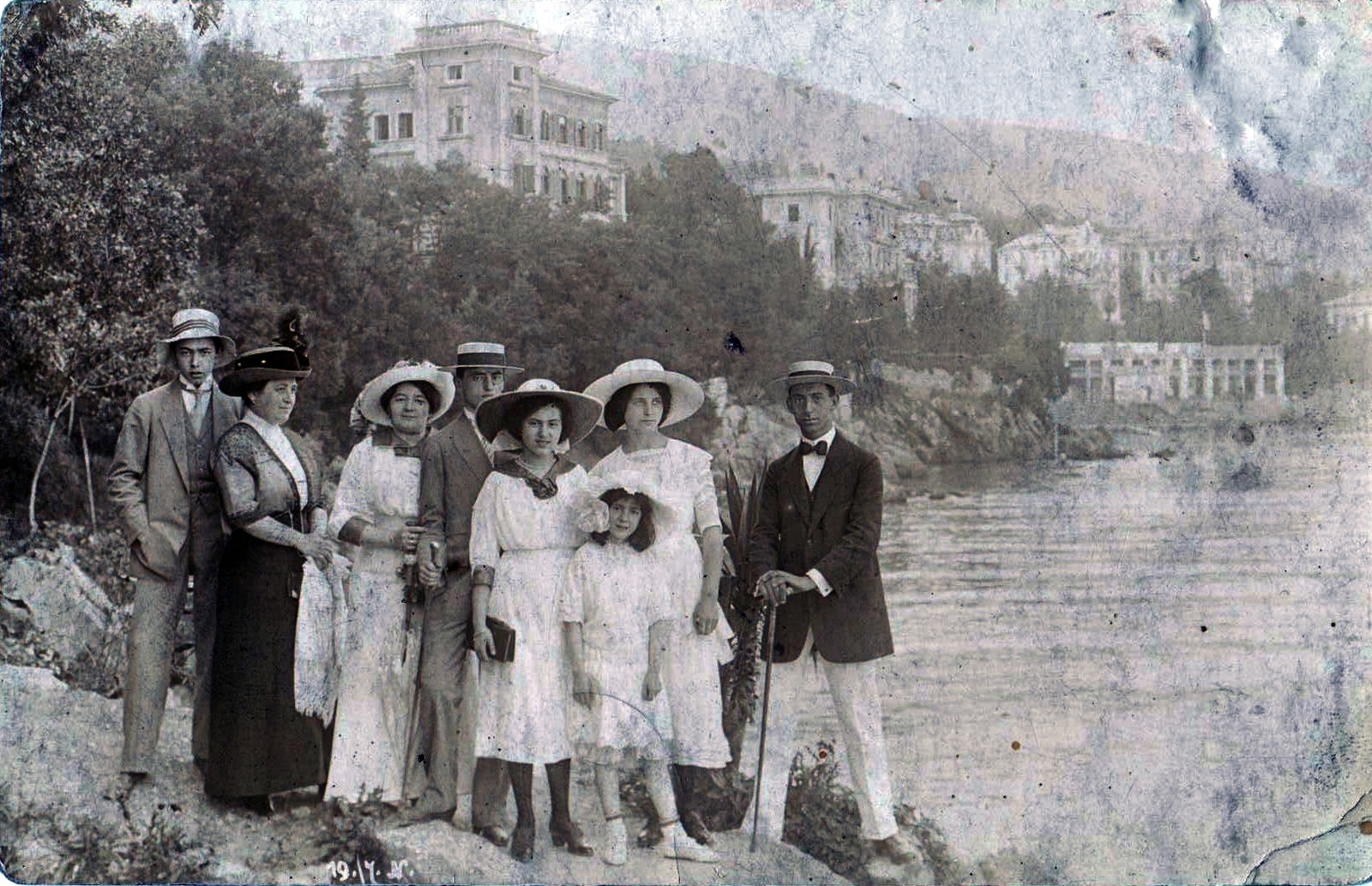 Croatia,Adriatic Sea, Opatija, tengerpart a mai Hotel Istra környékén., 1913, Lukács Ágnes, tableau, straw hat, walking cane, bow tie, sea shore, hands in pockets, Fortepan #101280