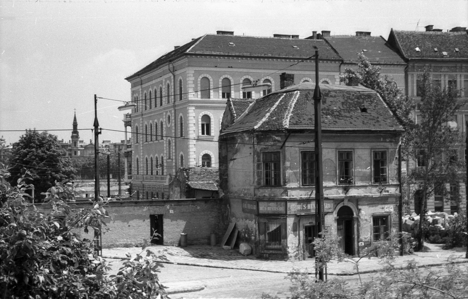 Hungary, Tabán, Budapest I., az Attila út lebontásra váró épülete mögött a Döbrentei utca - Fátyol utca sarokháza látszik., 1963, Magyar Pál, Budapest, Fortepan #101291