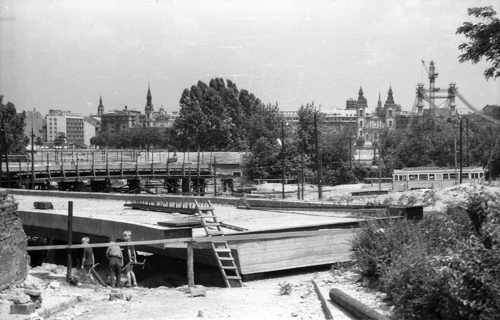 Hungary, Tabán, Budapest I., Döbrentei tér, az Erzsébet híd lehajtójának építése, jobbra az épülő Erzsébet híd., 1963, Magyar Pál, tram, Ganz-brand, Ganz UZ, Budapest, Fortepan #101298