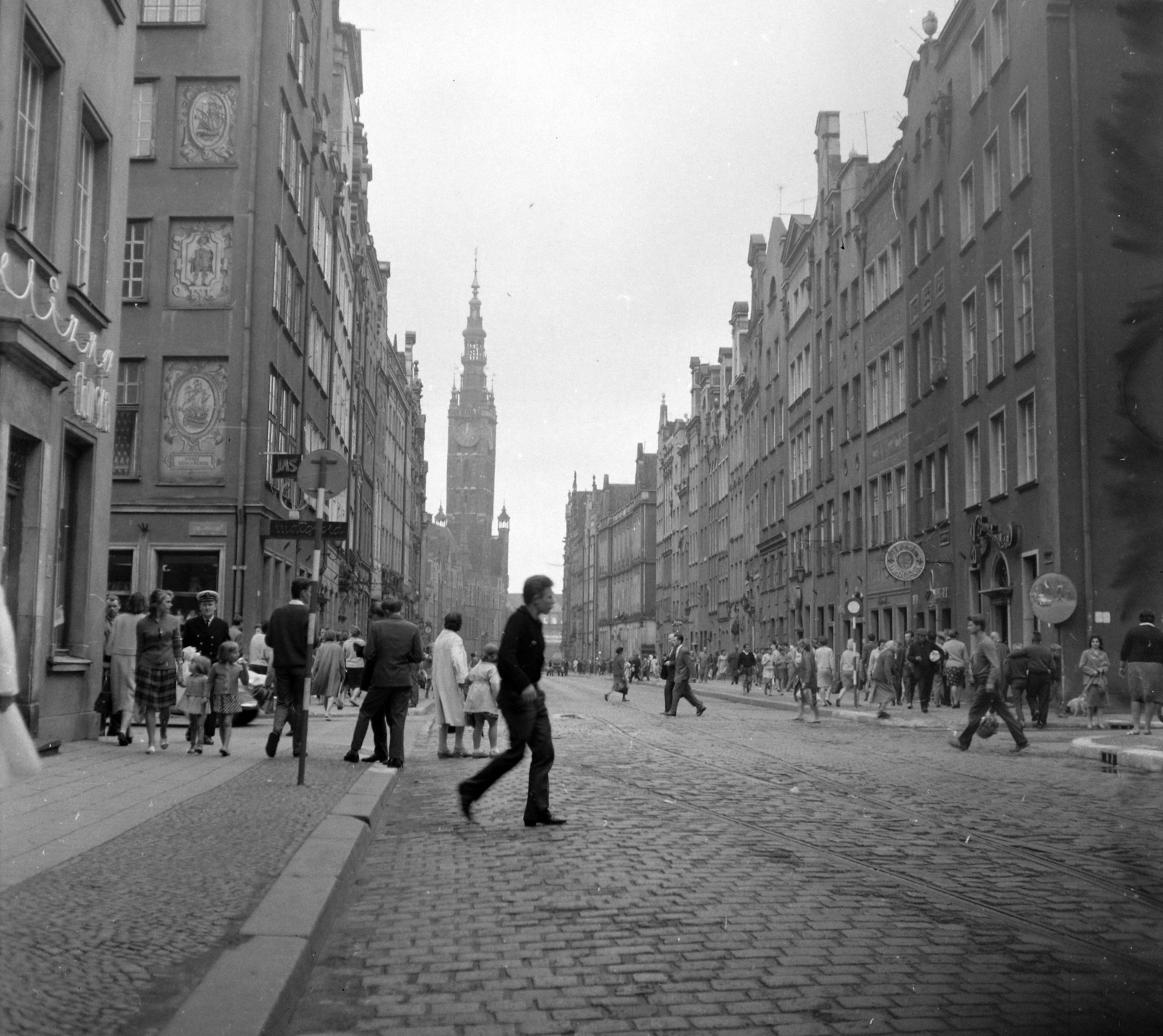 Poland, Gdańsk, ulica Dluga, szemben a Városháza, balra az ulica Tkacka torkolata., 1963, Magyar Pál, pedestrian, street view, cobblestones, tower, public building, gothic, renaissance, Fortepan #101307