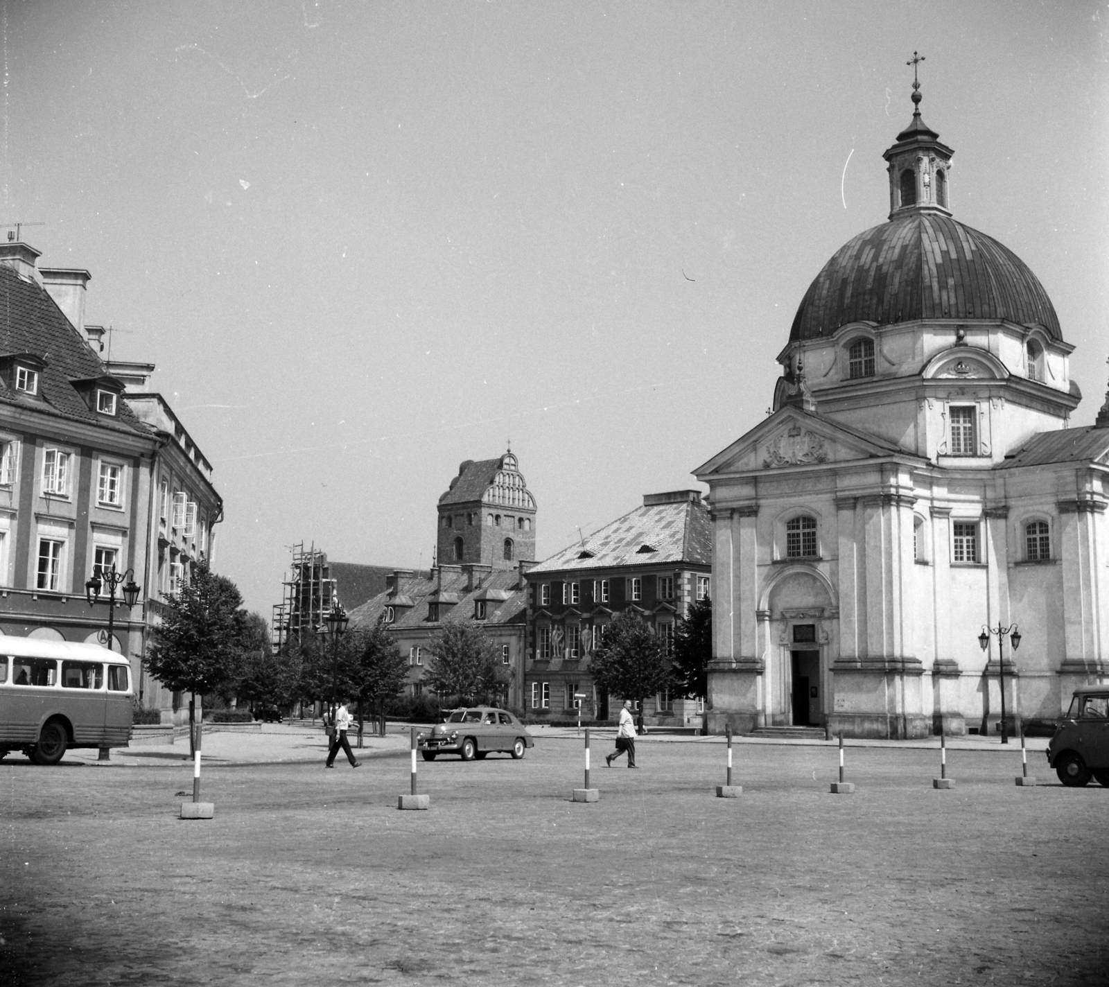 Poland, Warsaw, Újvárosi Piactér (Rynek Nowego Miasta), Szent Kázmér-templom., 1963, Magyar Pál, church, bus, street view, automobile, FSO-brand, Fortepan #101313