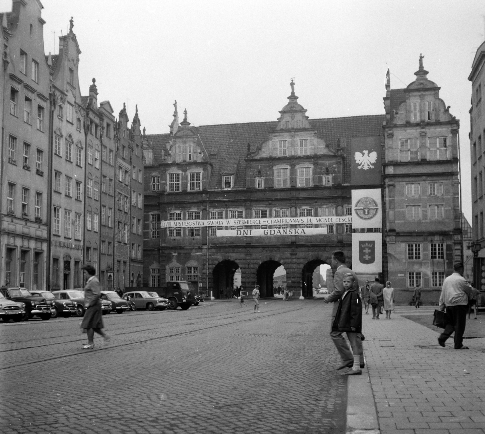 Lengyelország, Gdańsk, Hosszú Piac (Dlugi Targ) a Zöld Kapu (Brama Zielona) felé nézve., 1963, Magyar Pál, kapu, címer, Regnier van Amsterdam-terv, Hans Kramer-terv, Manierizmus, Fortepan #101321