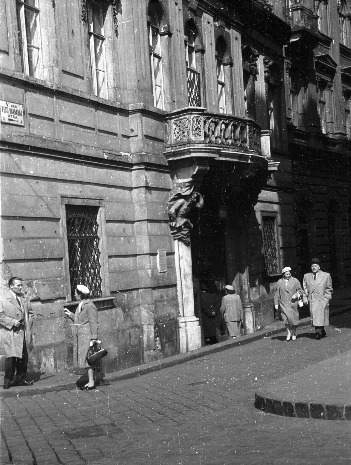 Hungary, Budapest V., Péterffy-palota / Krist-ház a Galamb utca és Piarista (Pesti Barnabás) utca sarkán a Március 15. tér felől nézve benne a Százéves Étterem., 1960, Magyar Pál, Budapest, Fortepan #101327