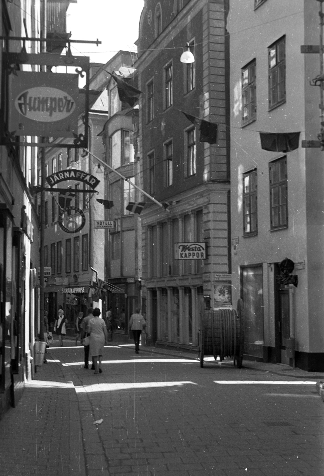 Sweden, Stockholm, Västerlånggatan, szemben a Helga Lekamens Gränd torkolata., 1973, Magyar Pál, Fortepan #101330