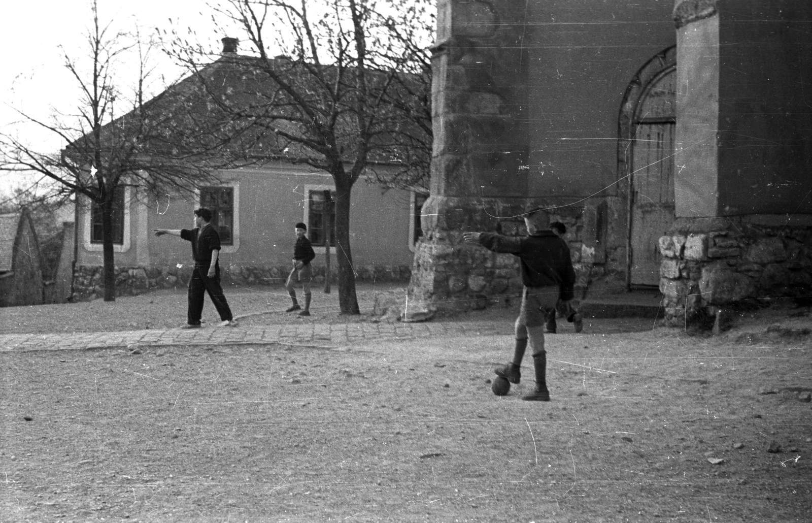 Magyarország, Szentendre, Várdomb, Templom tér. Szemben az egykori fiúiskola, ma Czóbel Béla Múzeum, jobbra a Keresztelő Szent János-templom., 1972, Magyar Pál, templom, Fortepan #101335