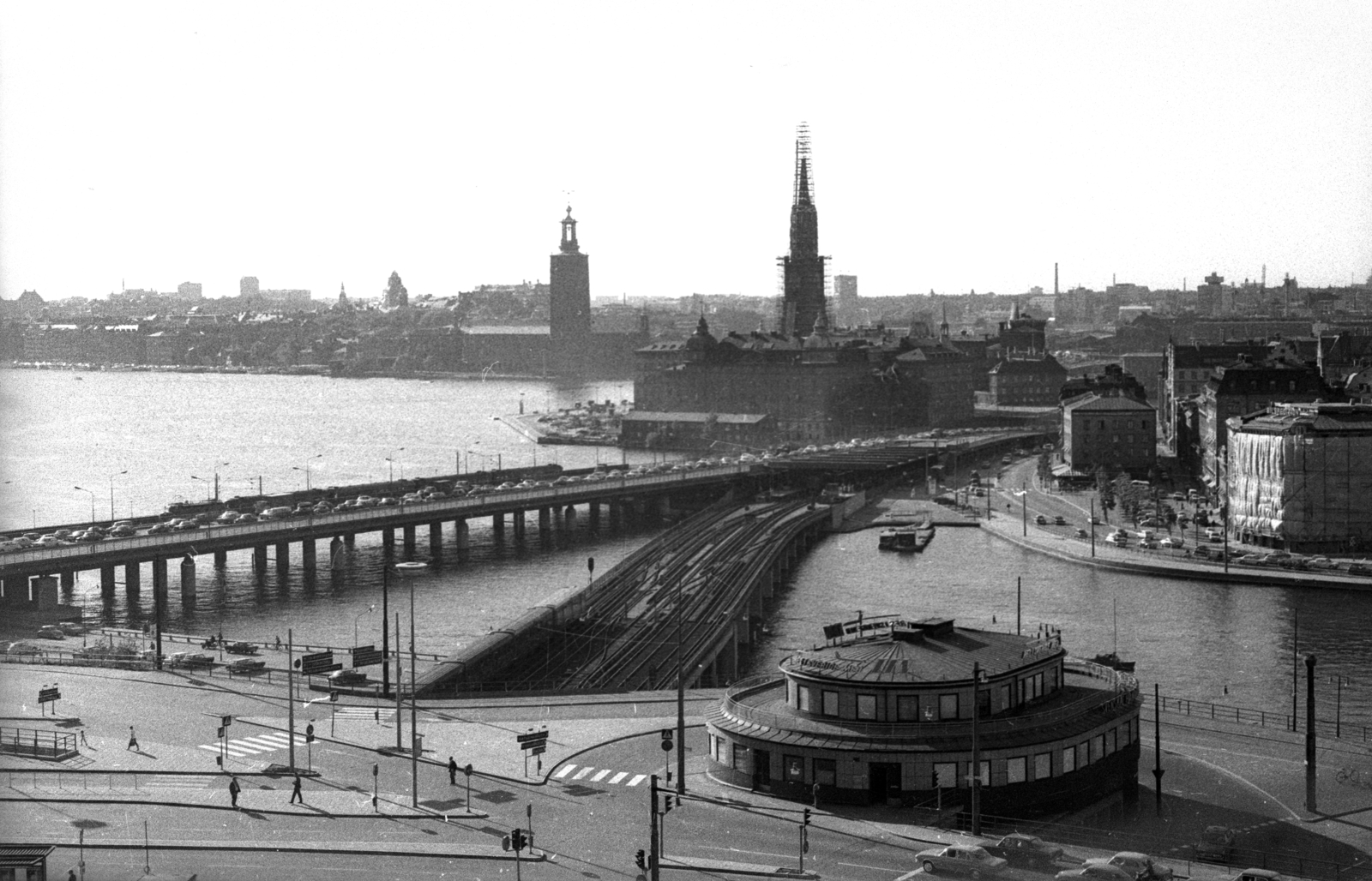 Sweden, Stockholm, előtérben a Södermalmstorg, szemben balról a Kungsholmen, a Riddarholmen és a Stadsholmen., 1973, Magyar Pál, Fortepan #101345