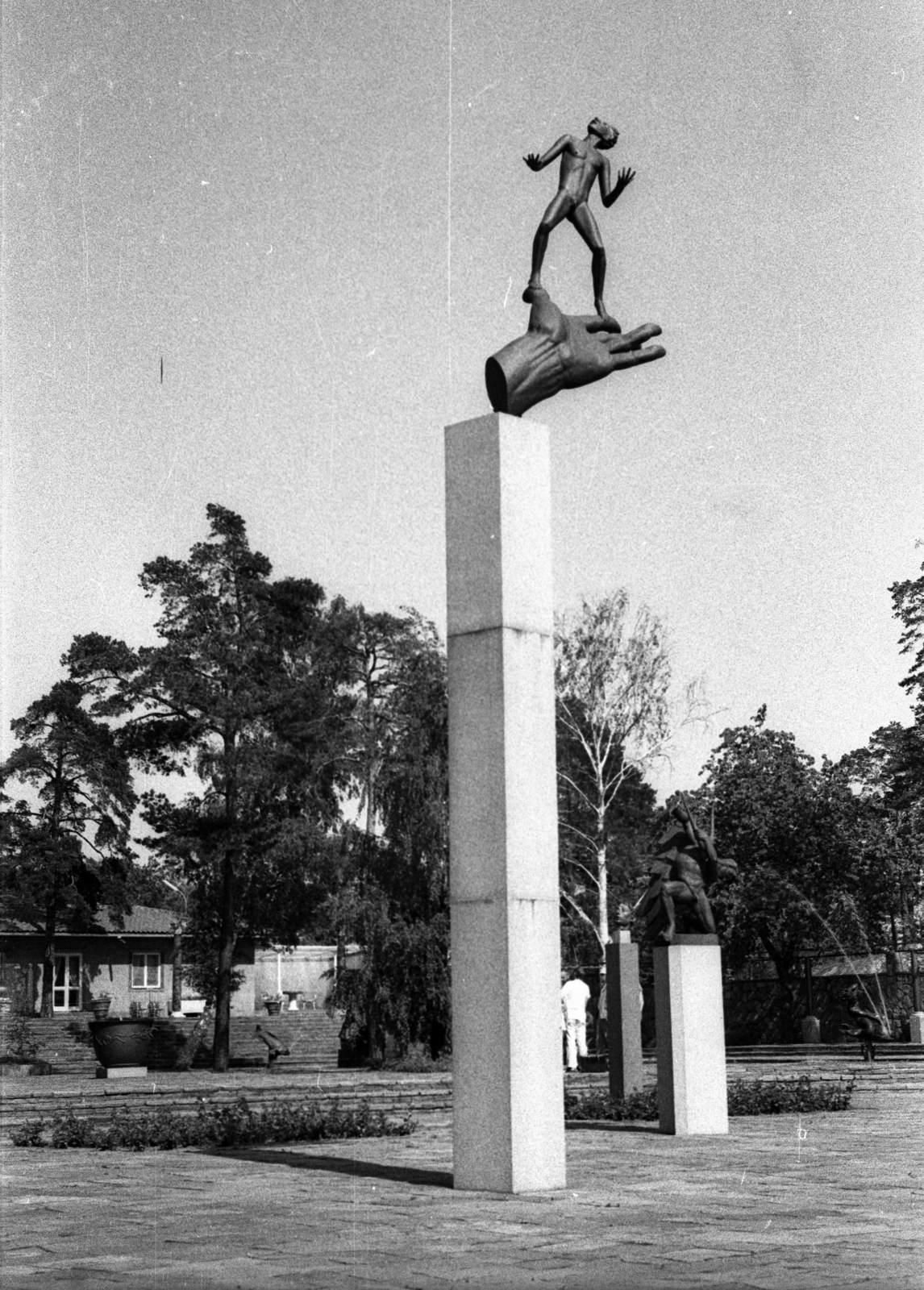 Sweden, Lidingö, Millesgården szoborpark, előtérben az Isten keze című szobor (Carl Milles, 1952-54)., 1973, Magyar Pál, sculpture park, nude figure, Fortepan #101346