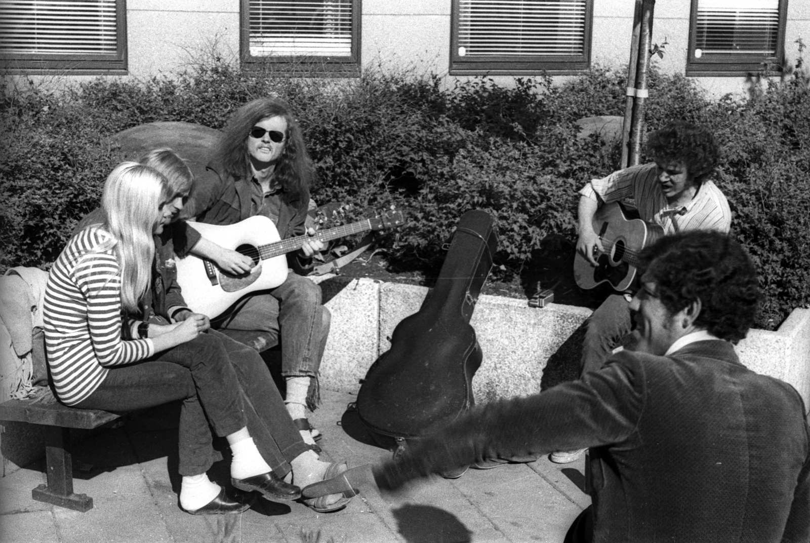 Svédország, Stockholm, a Sveavägen terasza., 1973, Magyar Pál, gitár, utcazene, gitártok, hosszúhajú, Fortepan #101353