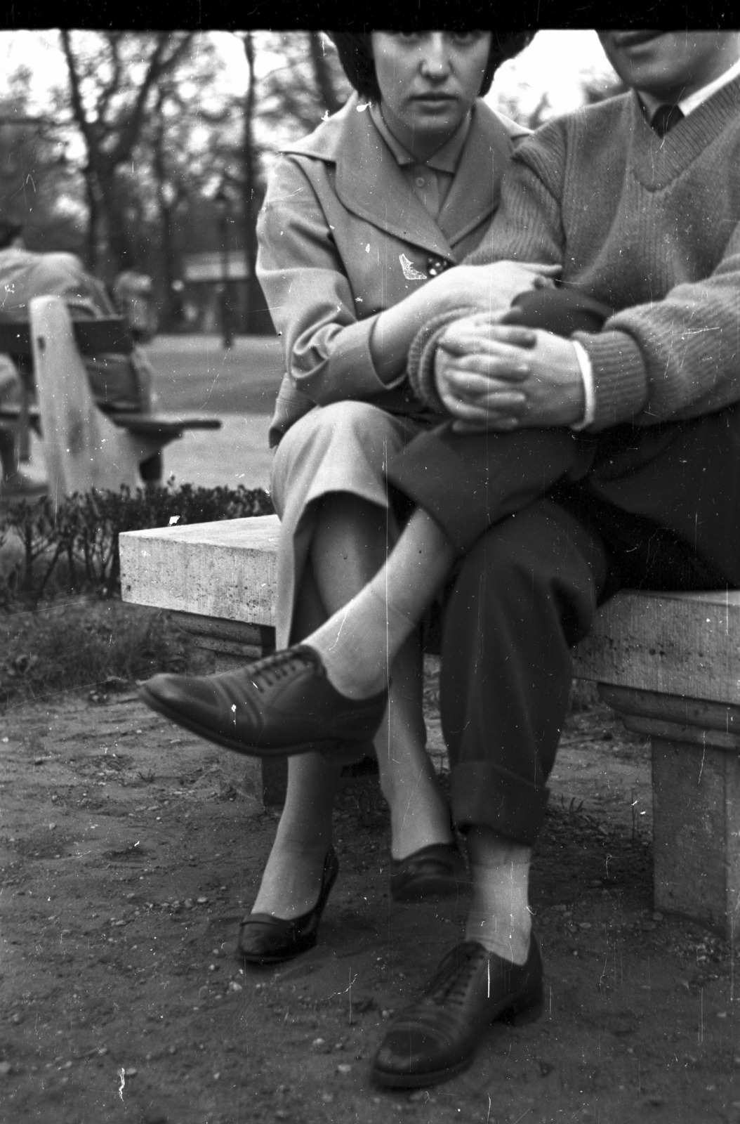 1964, Magyar Pál, sitting with hands on knees, leg over leg, intertwined fingers, Fortepan #101366