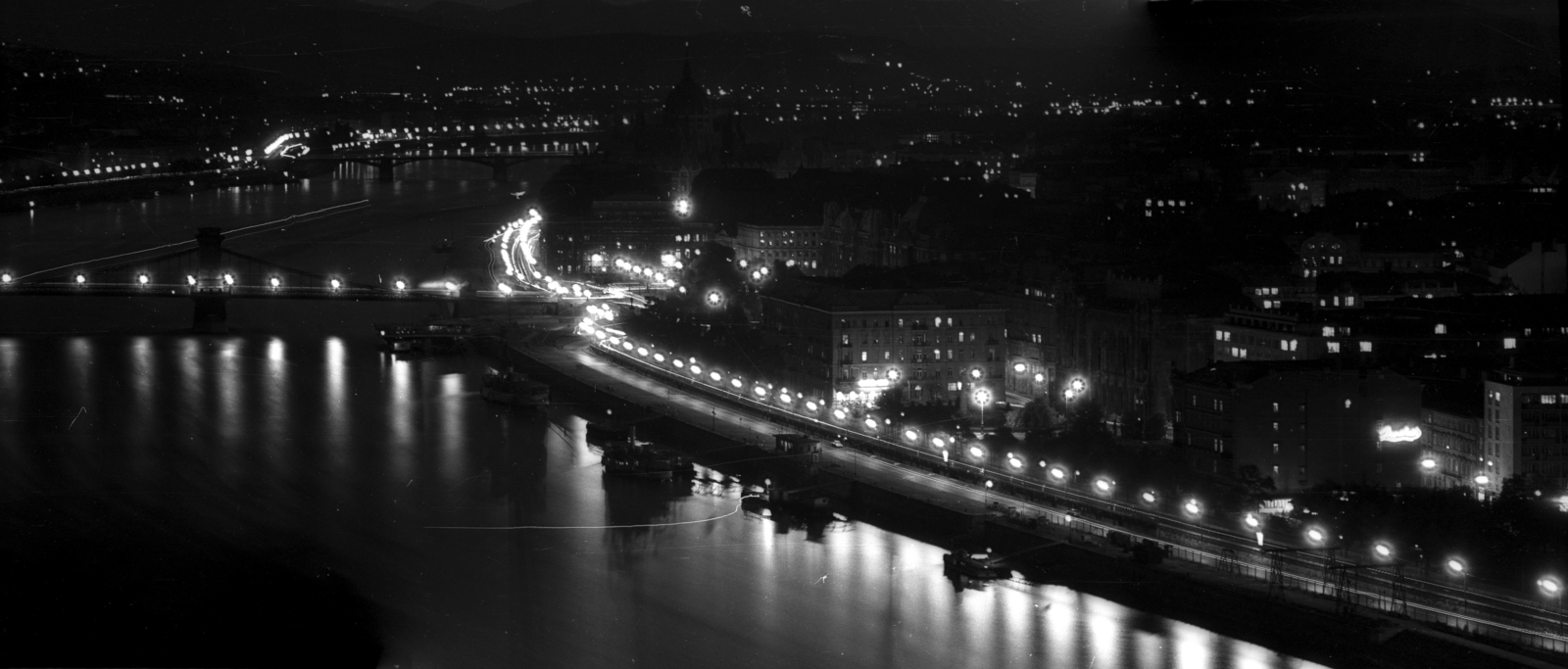 Magyarország, Budapest I., esti látkép a Gellérthegyről a Széchenyi Lánchíd felé nézve., 1962, Magyar Pál, Duna, Budapest, függőhíd, William Tierney Clark-terv, Fortepan #101372