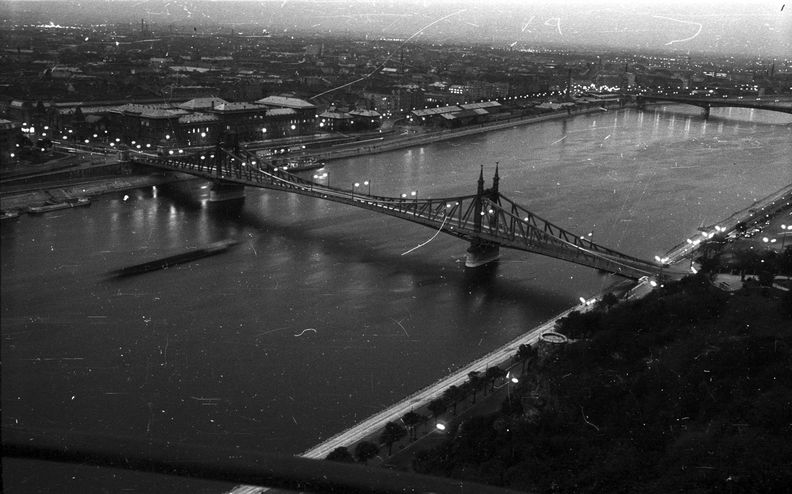 Magyarország, Budapest XI., esti látkép a Gellérthegyről a Szabadság híd felé nézve., 1962, Magyar Pál, Budapest, Duna-híd, Feketeházy János-terv, Fortepan #101377