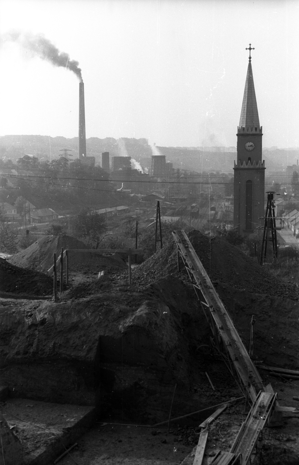 Hungary, Komló, látkép a mai kórház környékéről, jobbra a Szent Borbála-templom., 1962, Magyar Pál, church, Catholic Church, László Irsy-design, Fortepan #101391