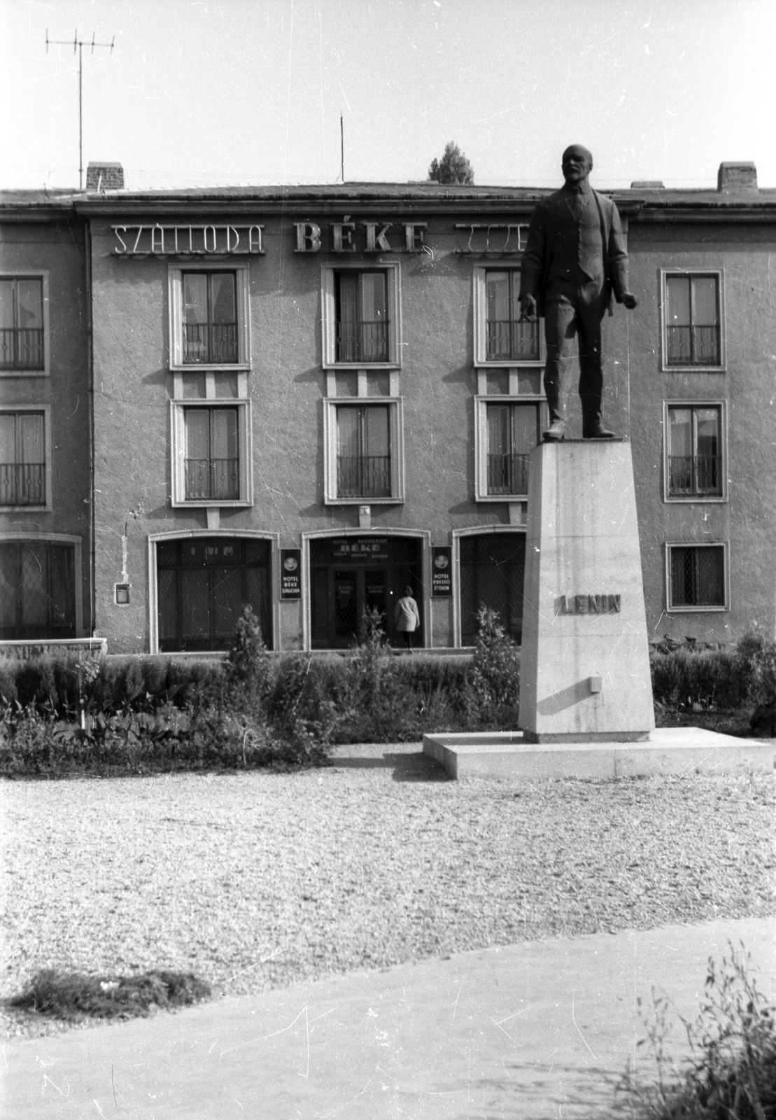 Hungary, Komló, Városház (Lenin) tér, Marton László 1960-ban készített Lenin szobra., 1962, Magyar Pál, sculpture, Lenin-portrayal, peace, hotel, Fortepan #101392