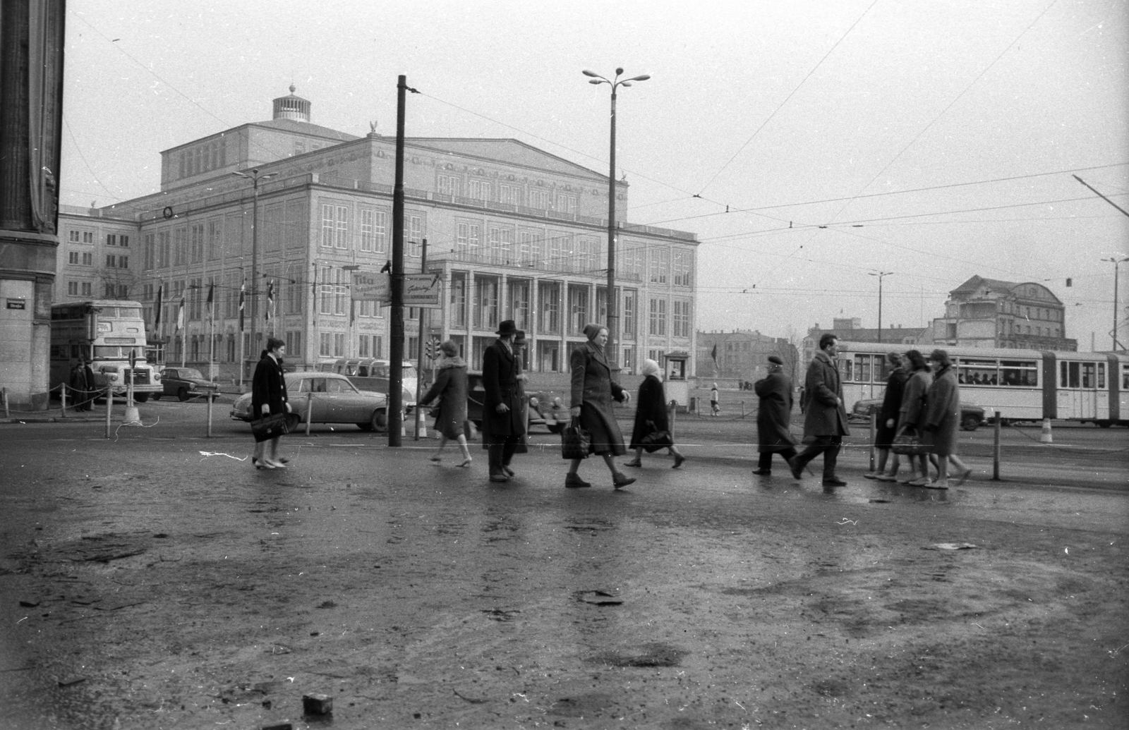 Germany, Leipzig, Augustusplatz (Karl-Marx-Platz), szemben az Operaház., 1963, Magyar Pál, bus, street view, GDR, Fortepan #101395
