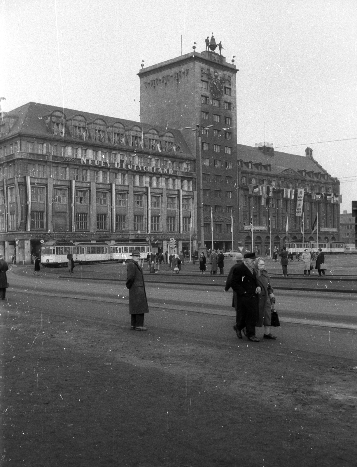 Germany, Leipzig, Augustusplatz (Karl-Marx-Platz), szemben a Kroch magasház., 1963, Magyar Pál, GDR, Fortepan #101396