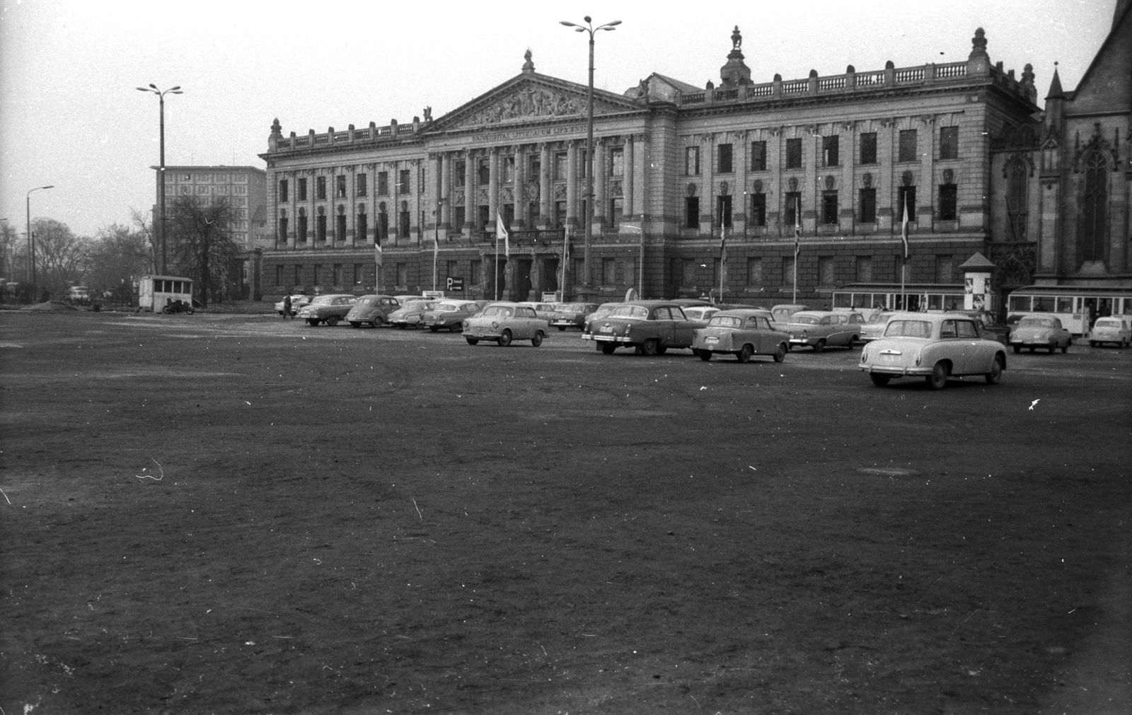 Németország, Lipcse, Augustusplatz (Karl-Marx-Platz), Augusteum (Lipcsei Egyetem) és jobbra a Paulinerkirche., 1963, Magyar Pál, egyetem, NDK, Fortepan #101397