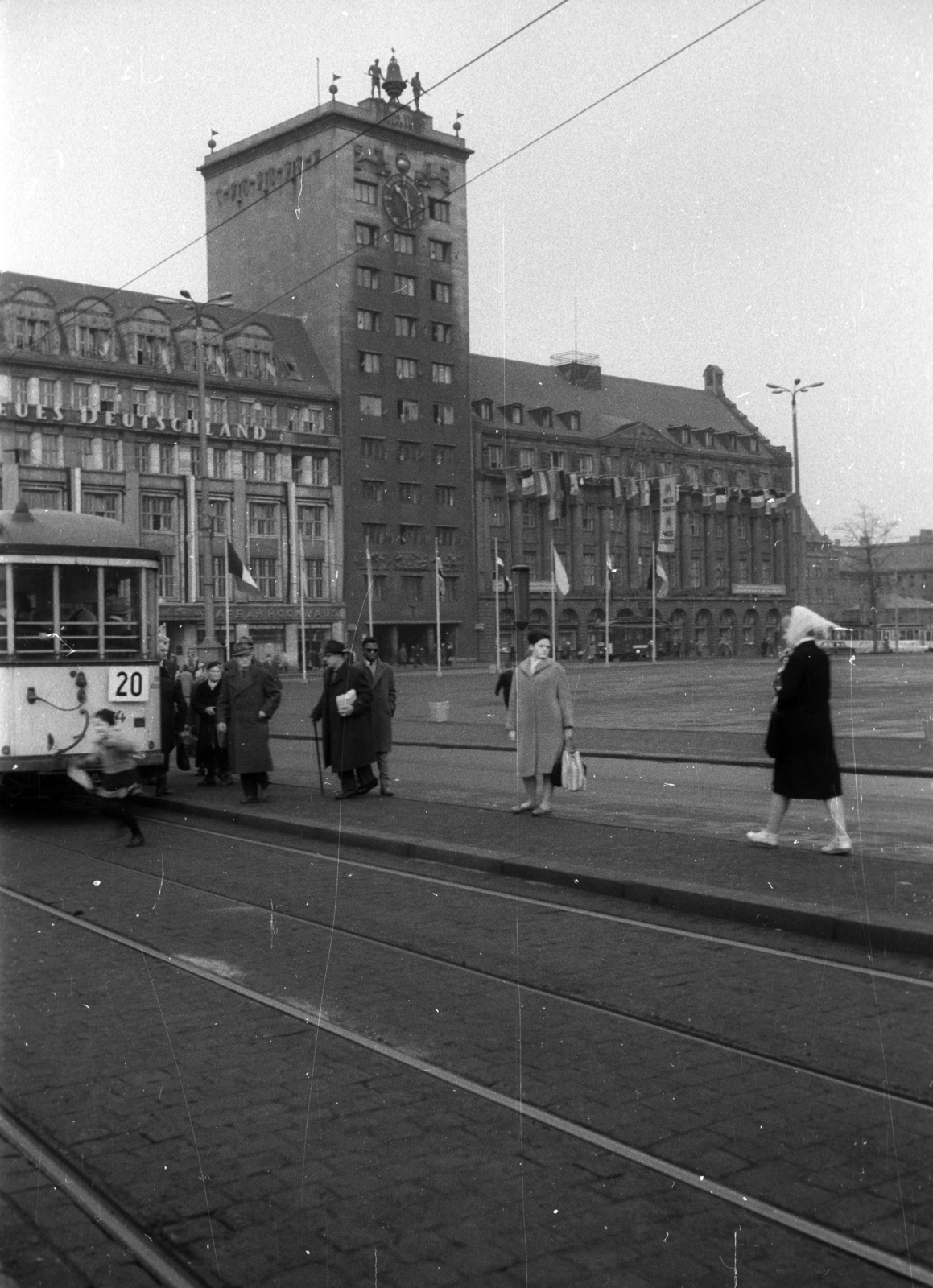 Germany, Leipzig, Augustusplatz (Karl-Marx-Platz), szemben a Kroch magasház., 1963, Magyar Pál, GDR, Fortepan #101399