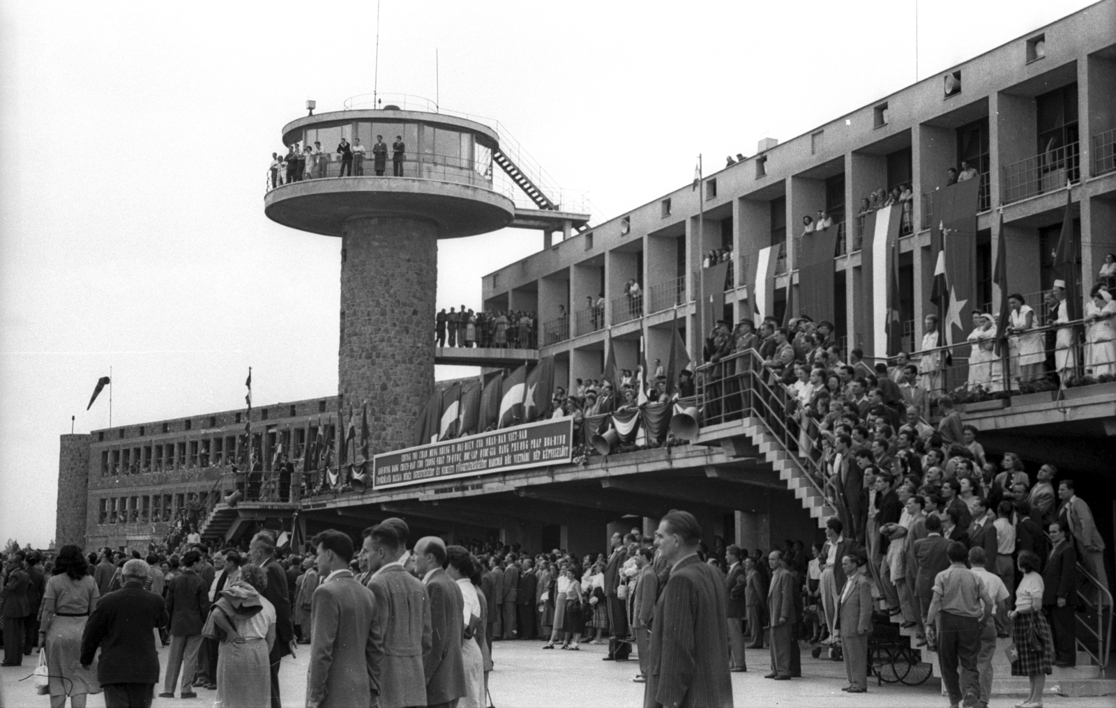 Magyarország, Ferihegyi (ma Liszt Ferenc) repülőtér, Budapest XVIII., Ho Si Minh, a Vietnámi Demokratikus Köztársaság elnökének érkezésekor, 1957. augusztus 1-én., 1957, Magyar Pál, repülőtér, sokadalom, Budapest, Fortepan #101404