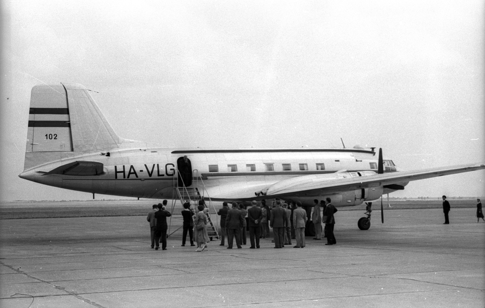 Hungary, Ferihegy (now - Ferenc Liszt) International Airport, Budapest XVIII., Ho Si Minh, a Vietnámi Demokratikus Köztársaság elnökének érkezése, 1957. augusztus 1-én. A képen a Magyar Népköztársaság kormányának Il-14P (Salon) típusú repülőgépe látható., 1957, Magyar Pál, Soviet brand, airplane, airport, Ilyushin-brand, Budapest, aircraft steps, Fortepan #101405