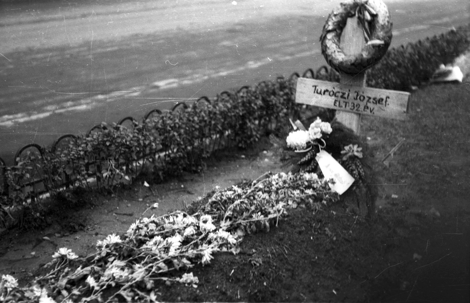 Magyarország, Budapest VII., Hevesi Sándor (ekkor névtelen) tér az Izabella utca és a Rejtő Jenő (Szövetség) utca között. Az 1956-os forradalom alatt elesett ideiglenes sírja., 1956, Magyar Pál, sírhalom, Budapest, Fortepan #101412