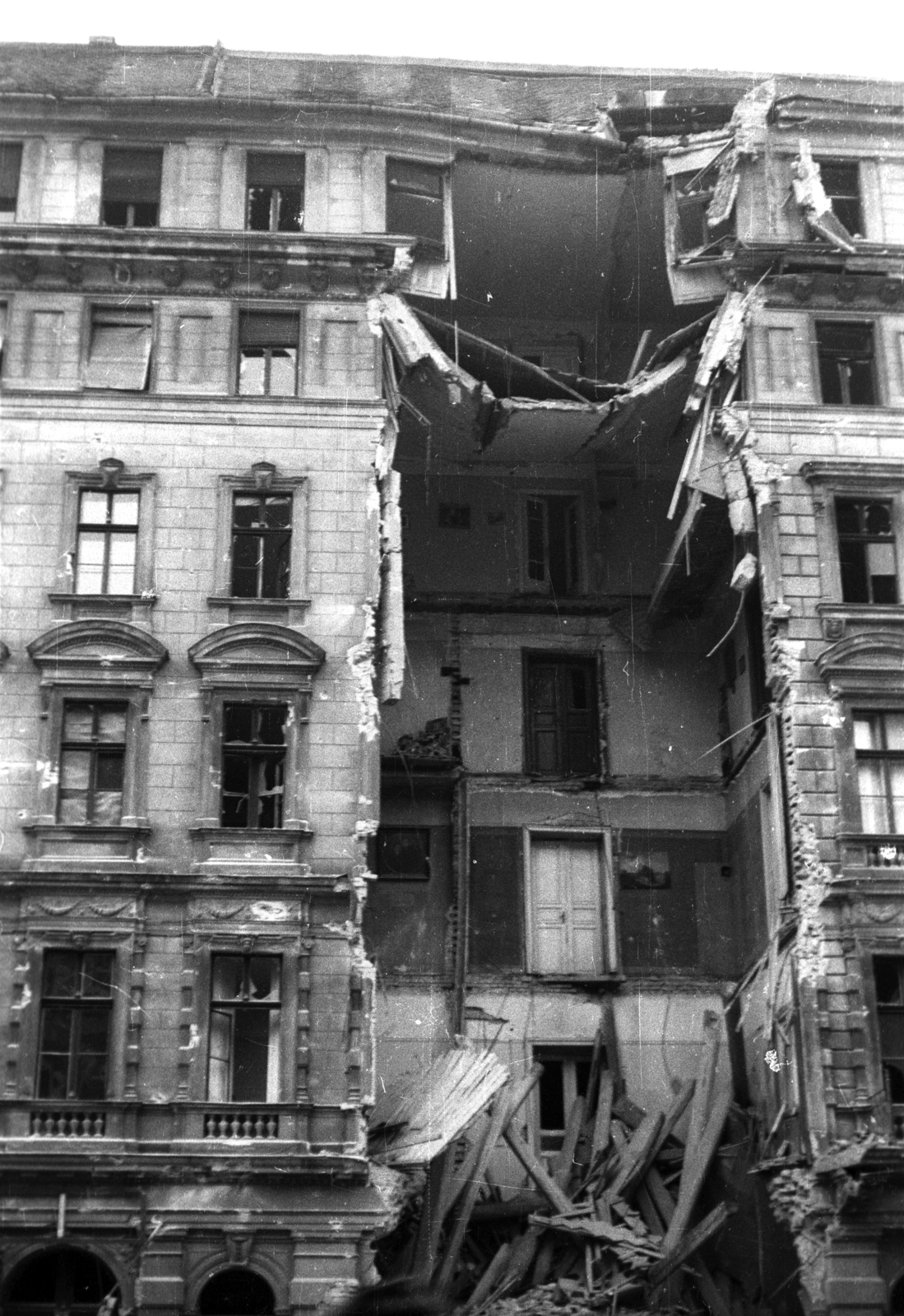 Hungary, Budapest VI., Teréz körút 2. (Lenin körút 60.)., 1956, Magyar Pál, damaged building, Budapest, Fortepan #101413