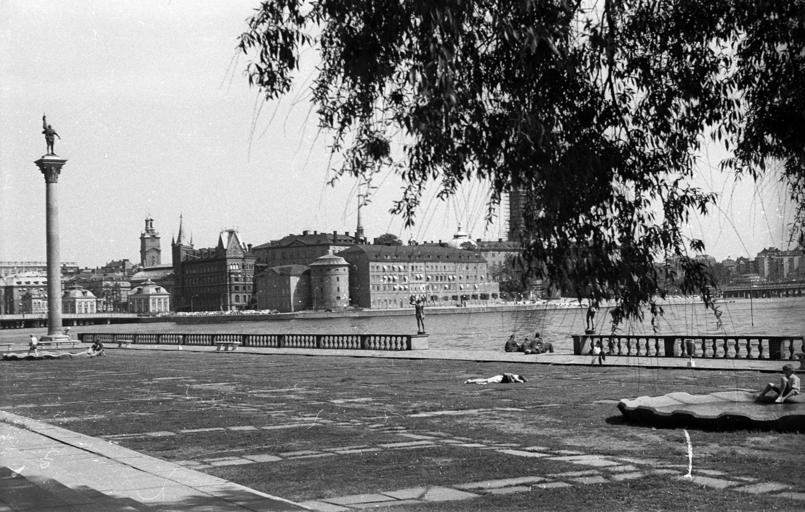 Sweden, Stockholm, a Városháza előtti tér (Stadshusparken), balra az oszlopon Engelbrekt Engelbrektsson szobra (Christian Eriksson, 1932.)., 1973, Magyar Pál, sculpture, street view, Engelbrekt Engelbrektsson-portrayal, Fortepan #101424