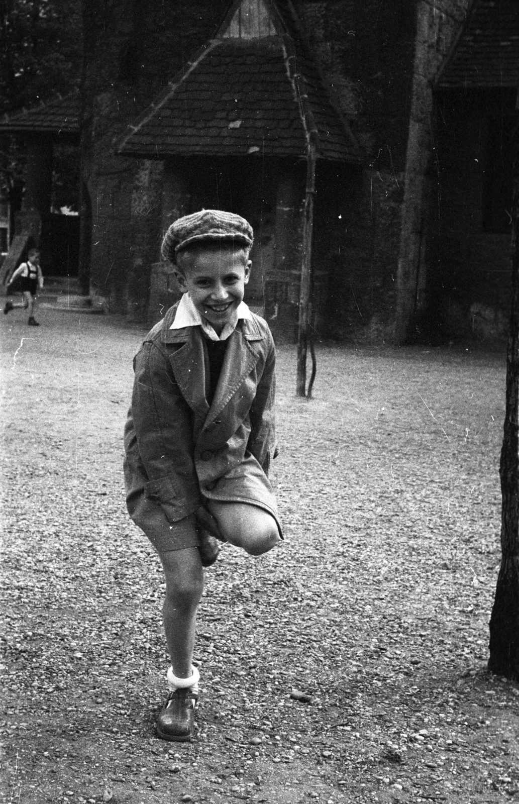 Hungary, Városmajor, Budapest XII., a felvétel a kistemplom mellett készült., 1962, Magyar Pál, Budapest, kid, one leg standing, Fortepan #101430