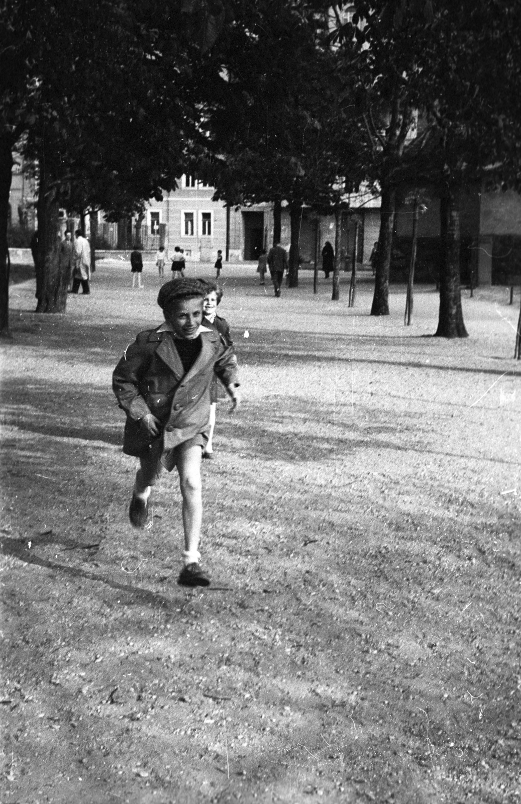 Hungary, Városmajor, Budapest XII., a felvétel a kistemplom mögött készült, háttérben az Ignotus (Klára) utca - Csaba utca sarok., 1962, Magyar Pál, alley, toy, boys, Budapest, Fortepan #101432