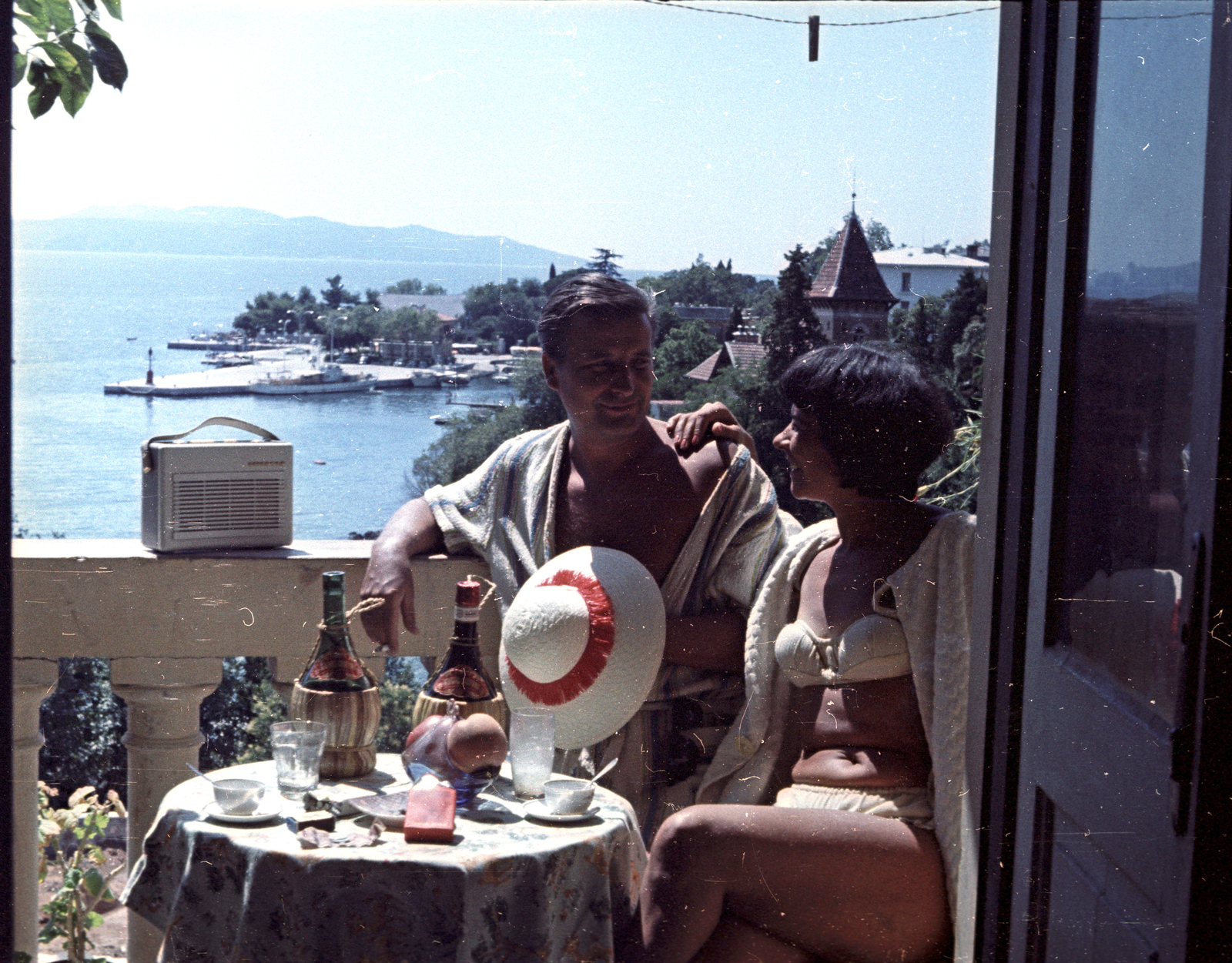 Horvátország, Abbázia, a távolban Cres sziget látszik., 1965, Magyar Pál, Jugoszlávia, színes, erkély, Orionton 1042, Fortepan #101434