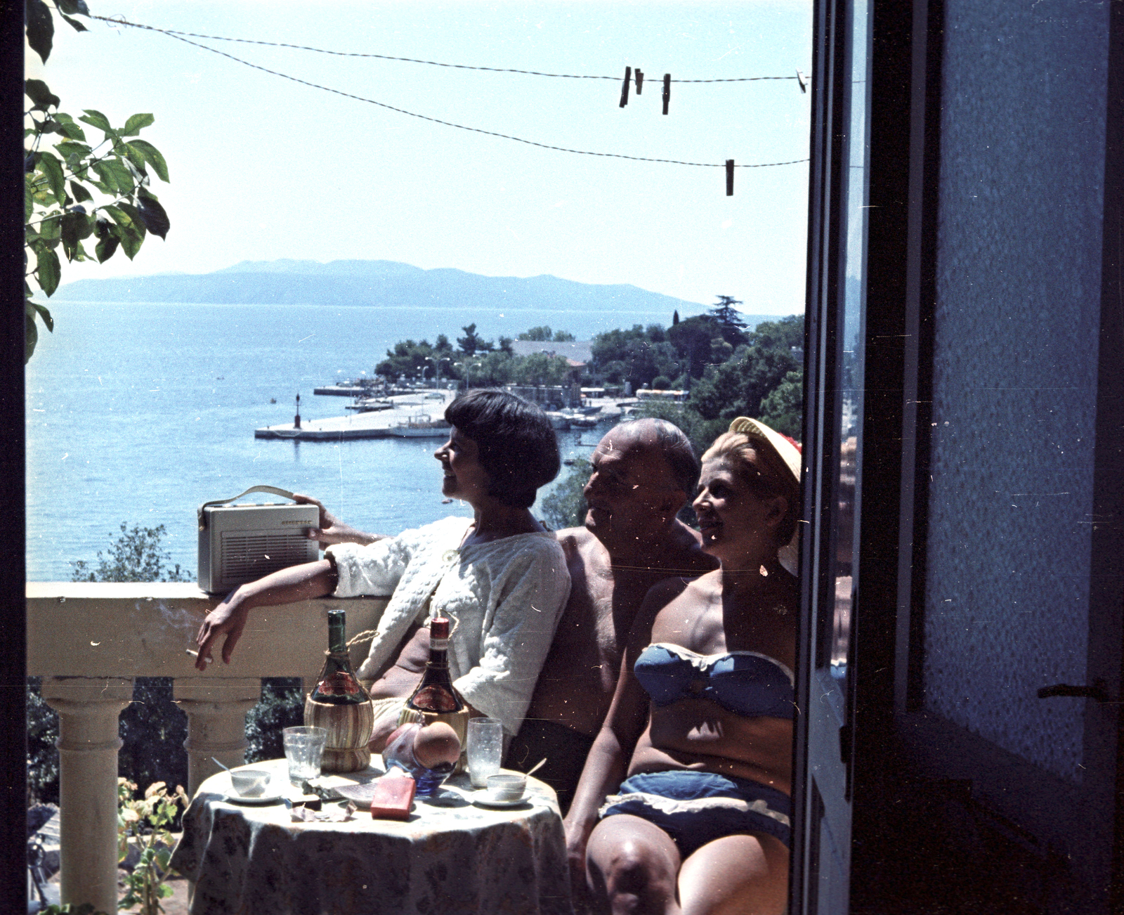 Croatia, Opatija, a távolban Cres sziget látszik., 1965, Magyar Pál, Yugoslavia, colorful, balcony, Fortepan #101435