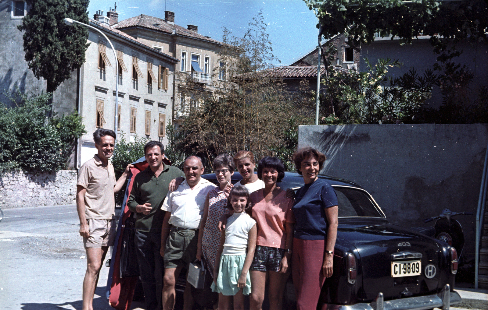 Horvátország, Abbázia, ulica Maršala Tita az ulica Feliksa Peršića közelében., 1965, Magyar Pál, Jugoszlávia, színes, automobil, Peugeot-márka, rendszám, zsalugáter, Peugeot 403, Fortepan #101437