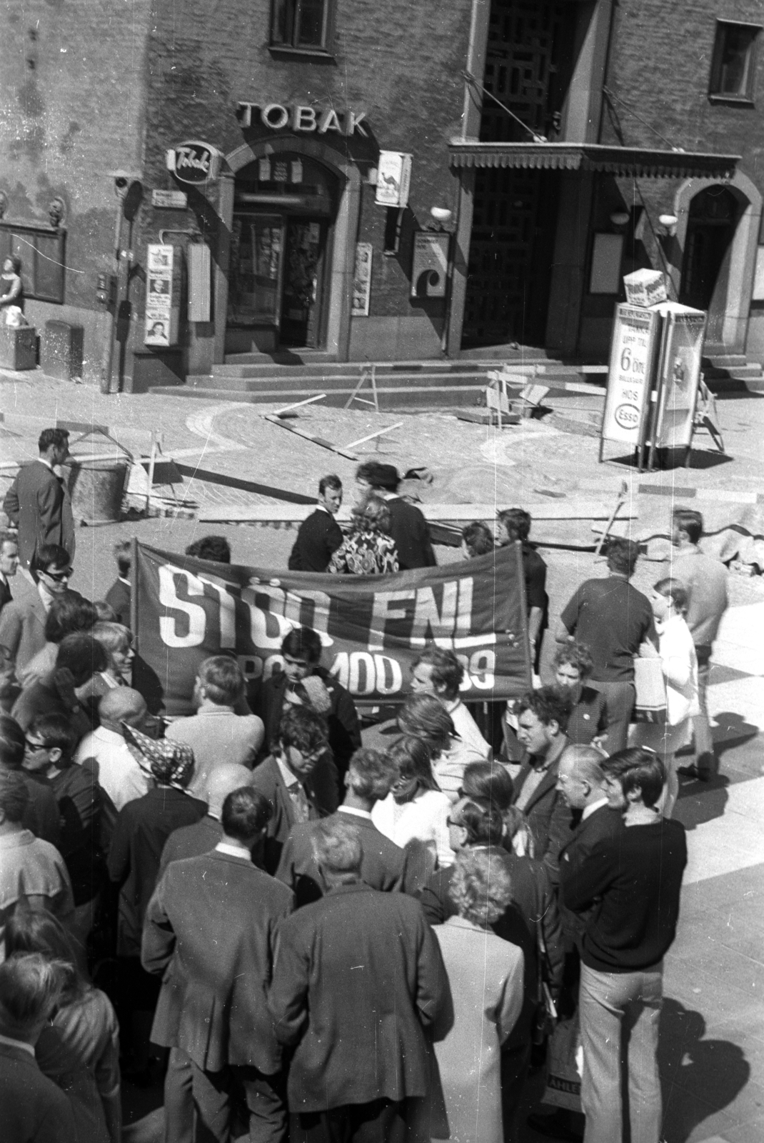 Svédország, Stockholm, Hötorget, szemben a Stockholms Konserthus oldalbejárata., 1973, Magyar Pál, trafik, Fortepan #101445