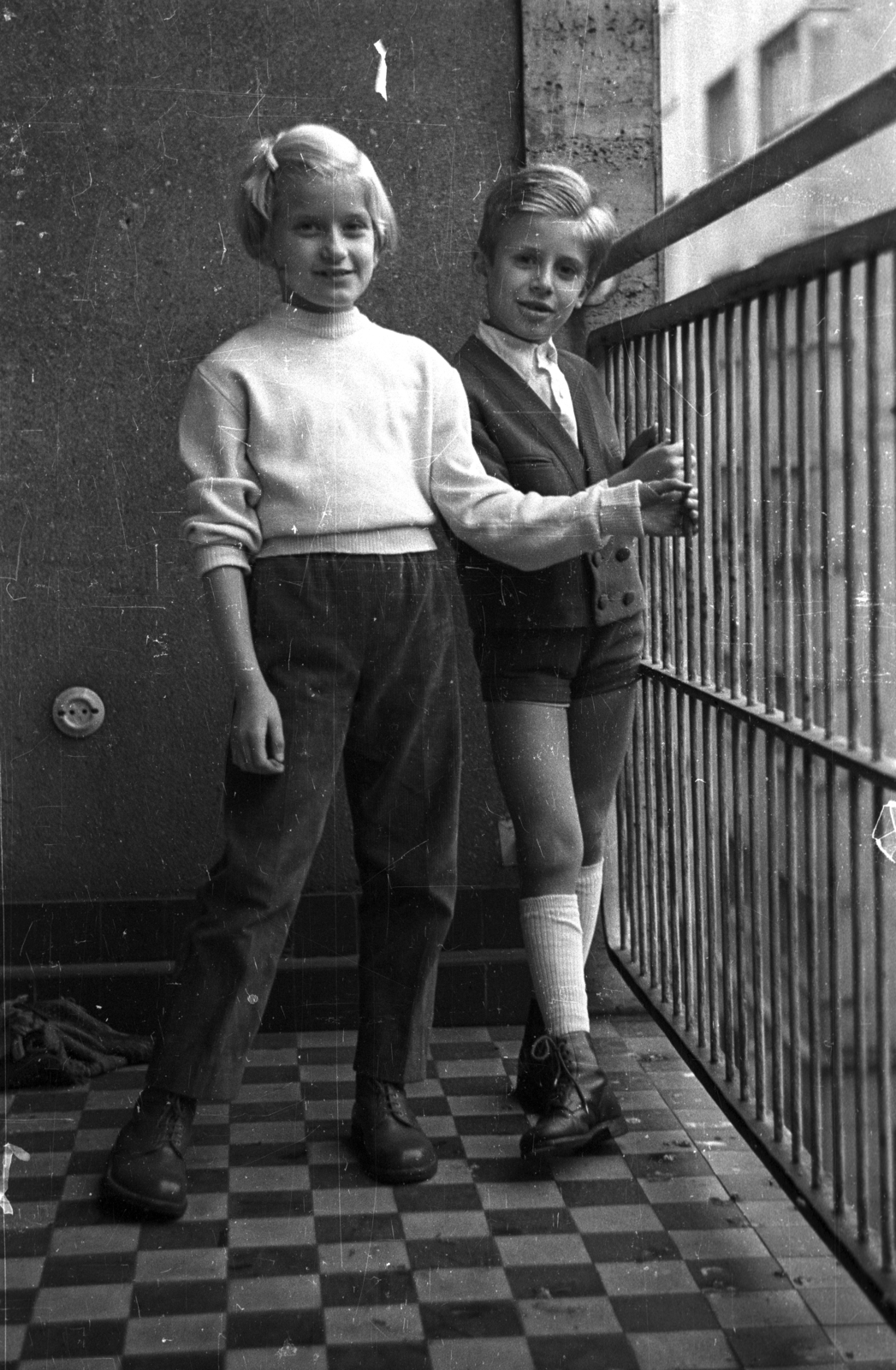 Hungary, Budapest V., Galamb utca 5. III. em., 1957, Magyar Pál, Budapest, kids, balcony, railing, hair clip, Fortepan #101460