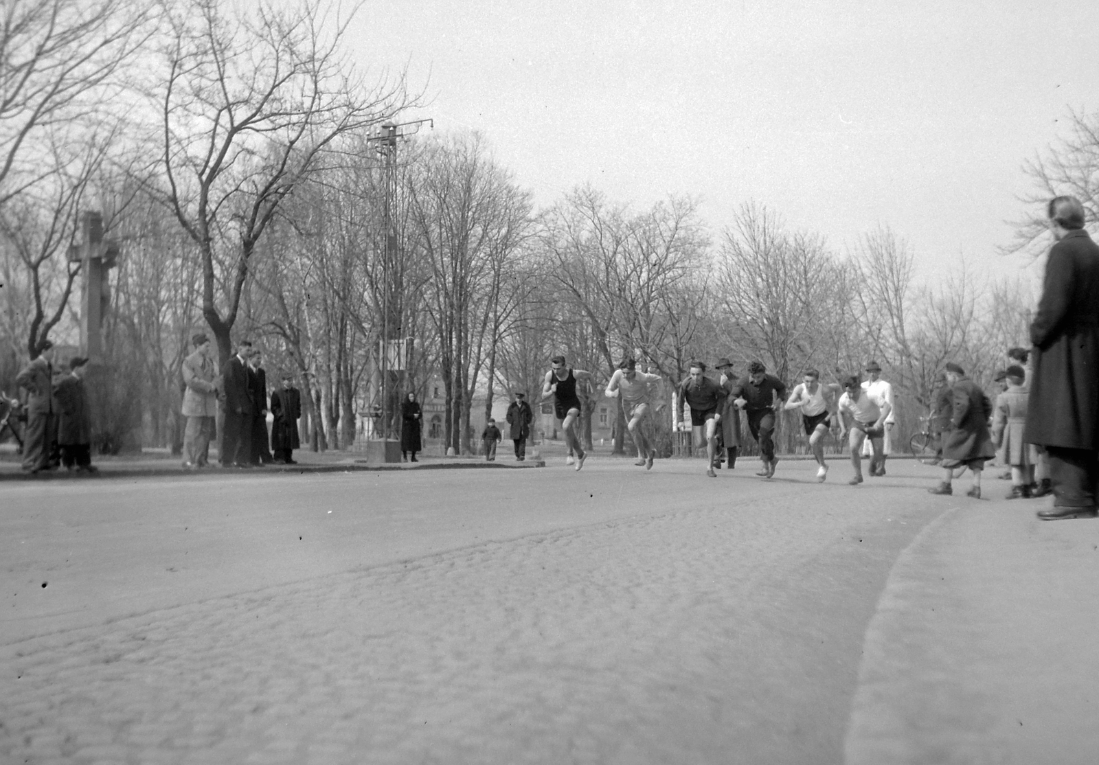 Hungary, Hatvan, Kossuth tér, futóverseny., 1950, Kurutz Márton, relay race, running, Fortepan #10147