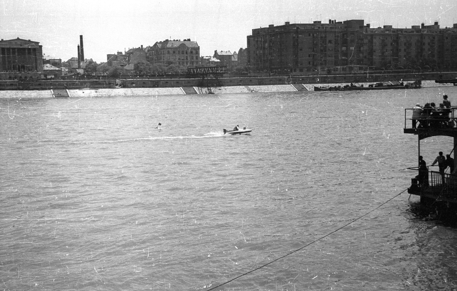 Hungary, Budapest XIII., motorcsónakverseny a Margitszigetről nézve, szemben az Újpesti rakpart épületei., 1960, Magyar Pál, Budapest, Fortepan #101471